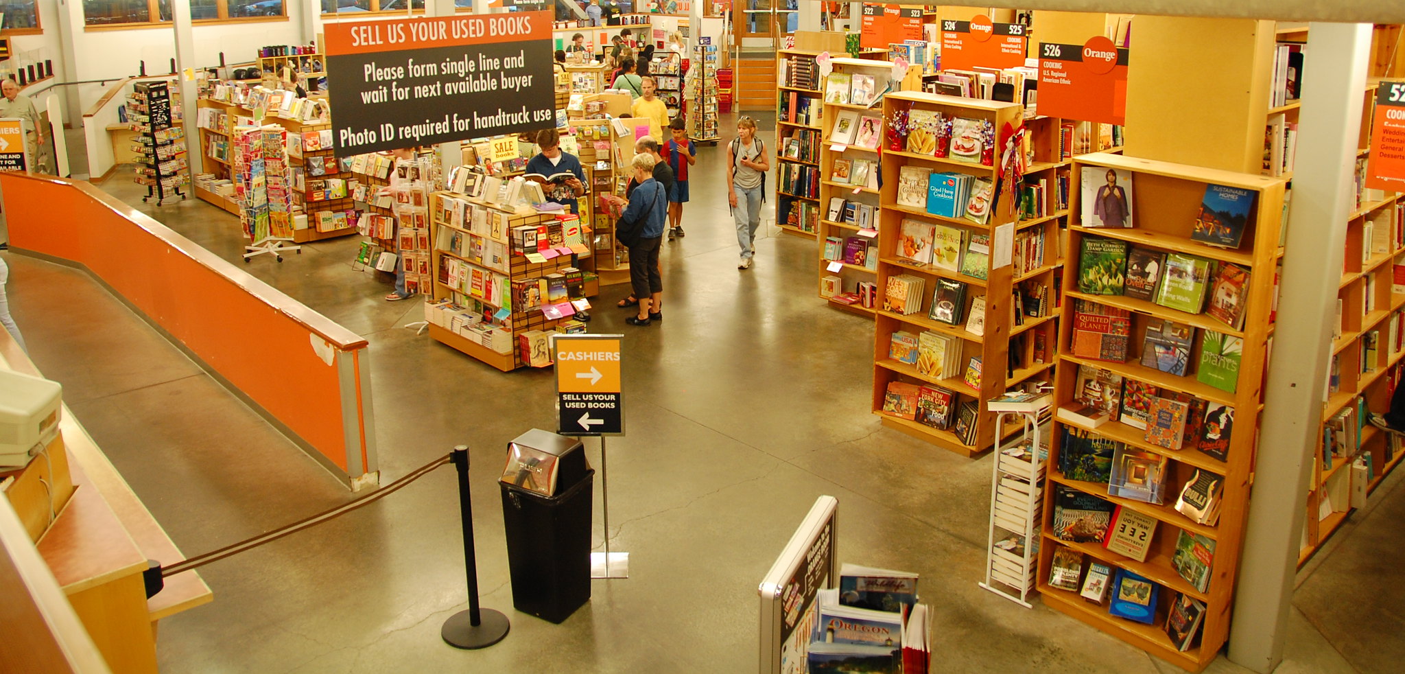 Oregon Things To Do Biggest Bookstore Powell’s by LWYang via Flickr CC2 Powell's Books