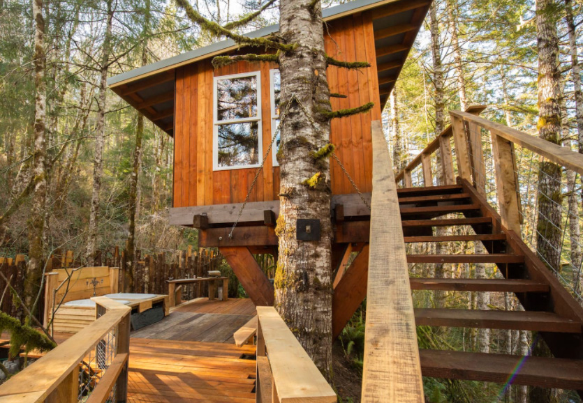 Stay Overnight At This Gorgeous Treehouse In Oregon