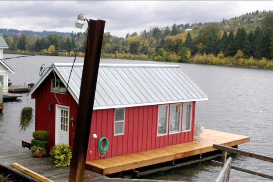 The Minnow Floating Vacation Home Near Portland Oregon