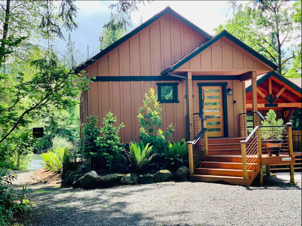 An Oregon Couple and Their Stunning Riverside Cabin Crowned America’s Top Airbnb Hosts