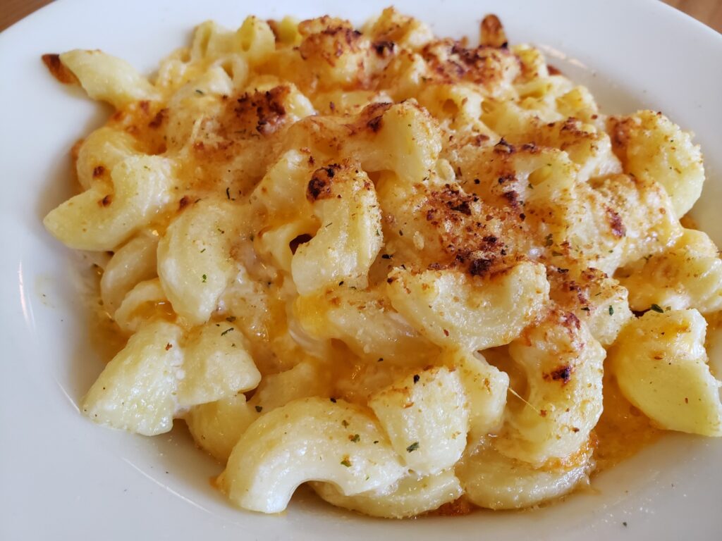 Banning's Restaurant, Tigard Oregon, Good Eats, Comfort Food, Best Places To Eat, Famous Pie House, Old School Diners, Portland Area, Where to Eat in Tigard, Homemade mac and cheese. It looks creamy and delicious. It has toasted breadcrumbs on top.