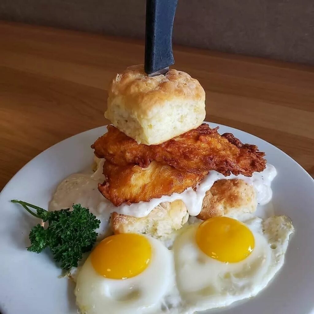 Banning's Restaurant, Tigard Oregon, Good Eats, Comfort Food, Best Places To Eat, Famous Pie House, Old School Diners, Portland Area, Where to Eat in Tigard, Chicken and biscuits with eggs and gravy.