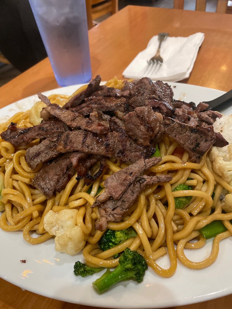 Grilled meat on yakisoba noodles.