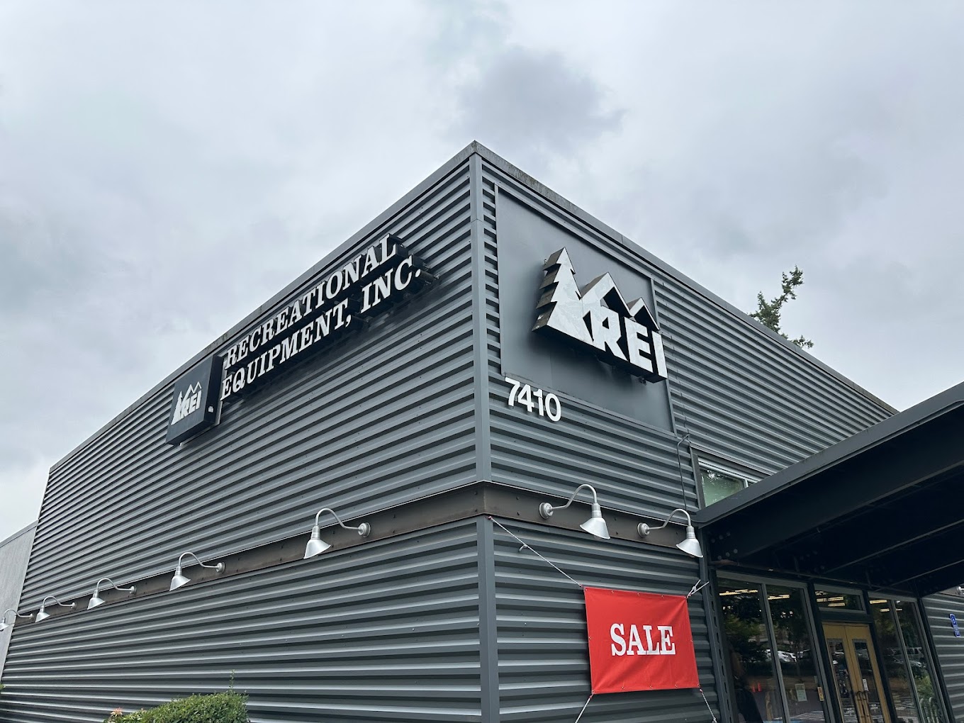 exterior of Tualatin location, 许玄清 Google Local Outside of Tualatin REI