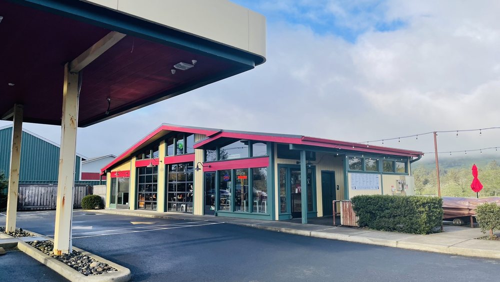 featured, Jonathan Y. Yelp Ruby's Roadside Grill, Seaside, oregon, oregoncoast, highway 101, juicy burgers, best burger joint, restaurants, where to eat, family dining