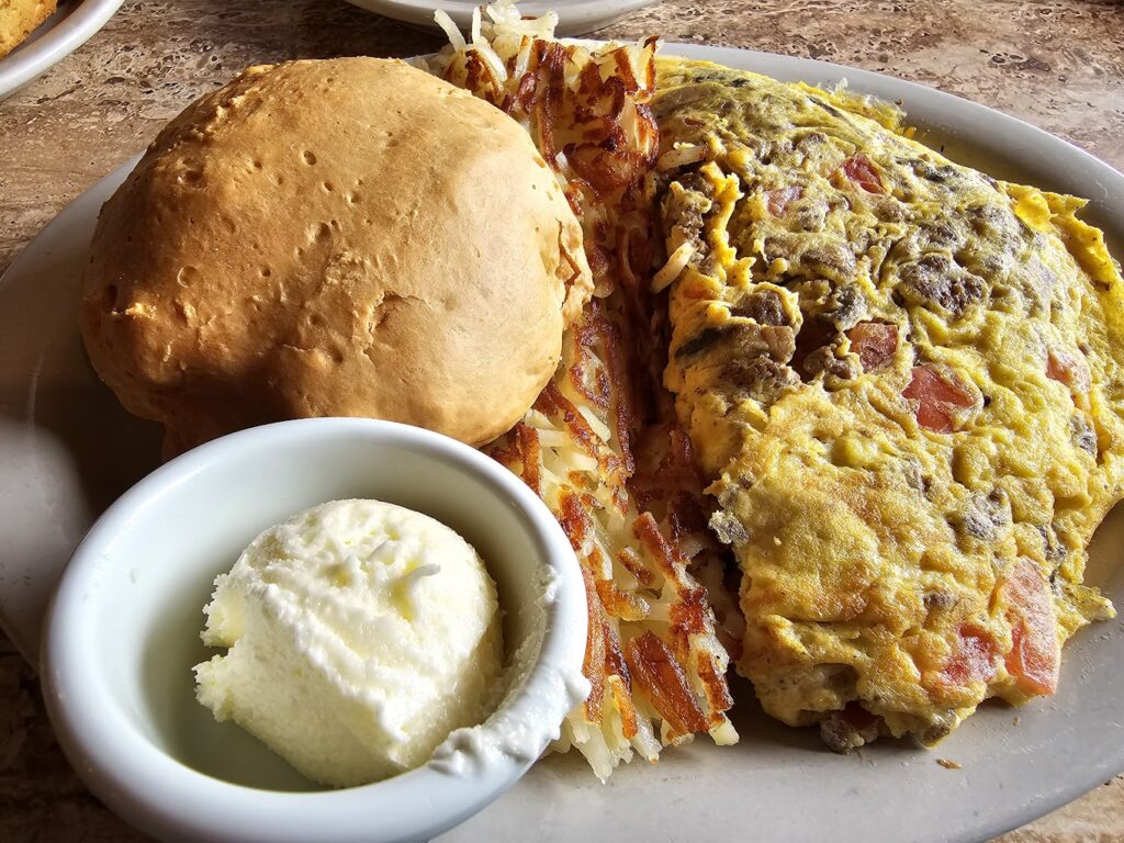 omelete with biscuit