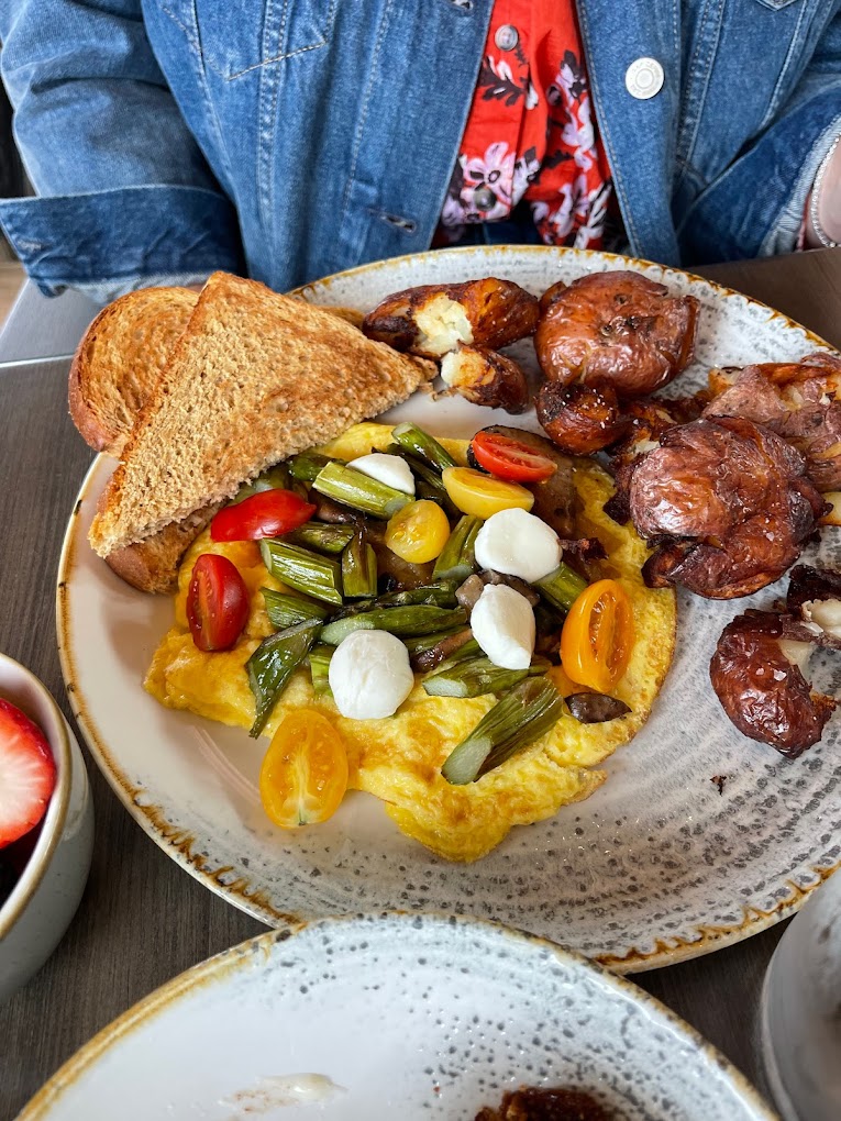 Delicious looking breakfast food on a nice plate.