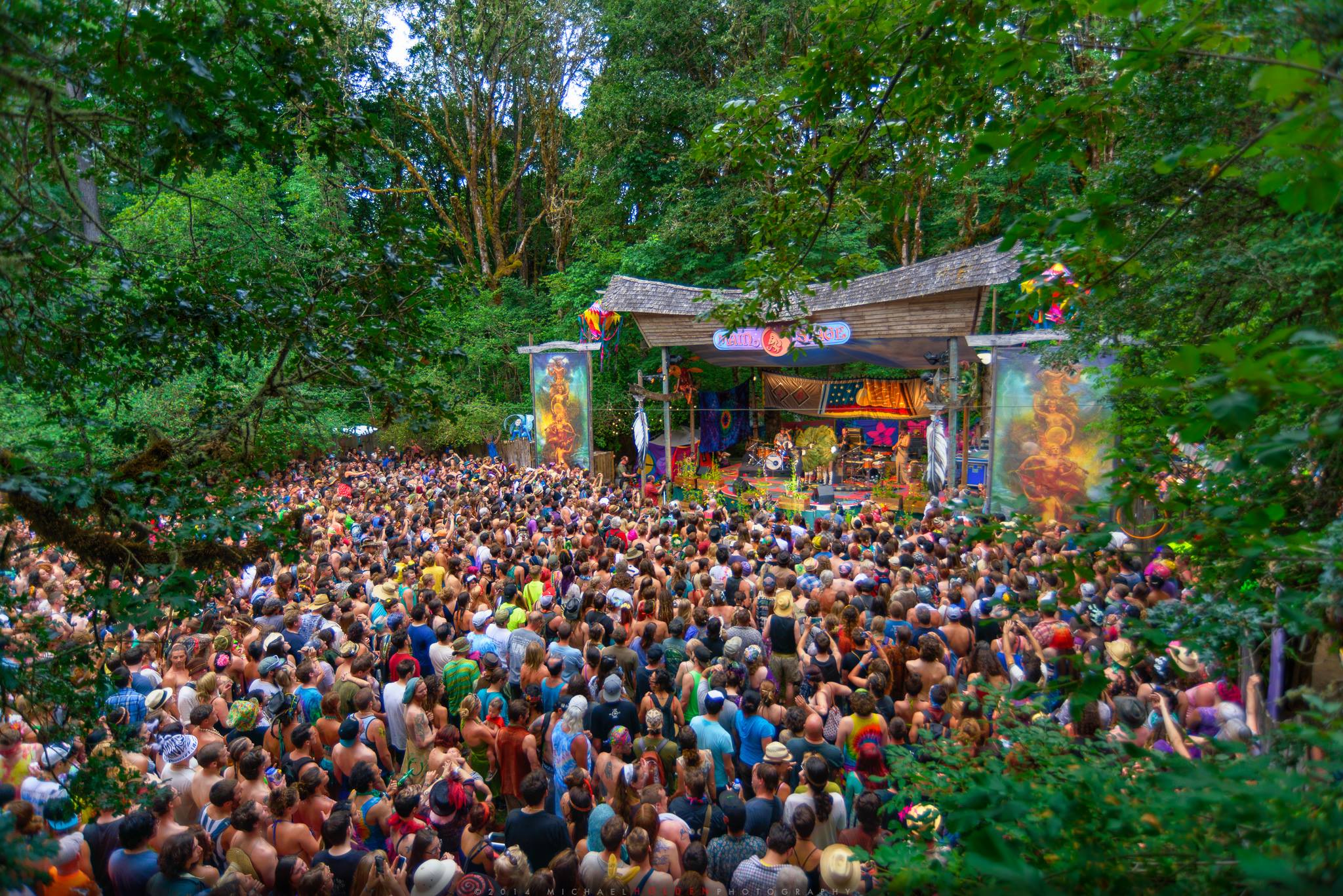 Photo via the Oregon Country Fair Facebook A large crowd watching a live performance in the woods. Photo via the Oregon Country Fair Facebook page.