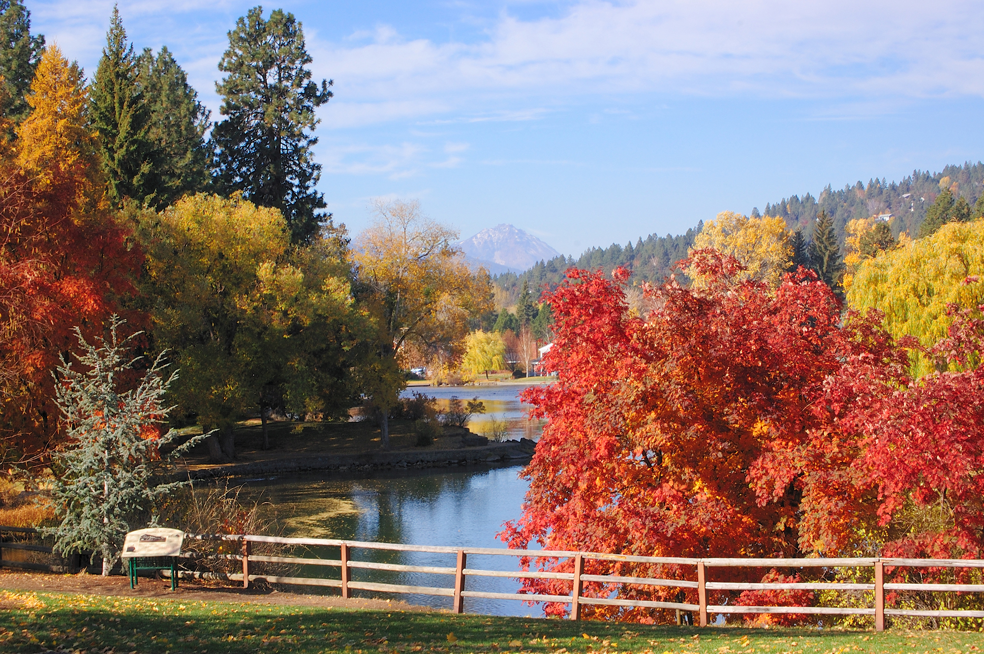 Deschutes,River,At,Drake,Park,In,Bend,,Oregon Deschutes River at Drake Park in Bend
