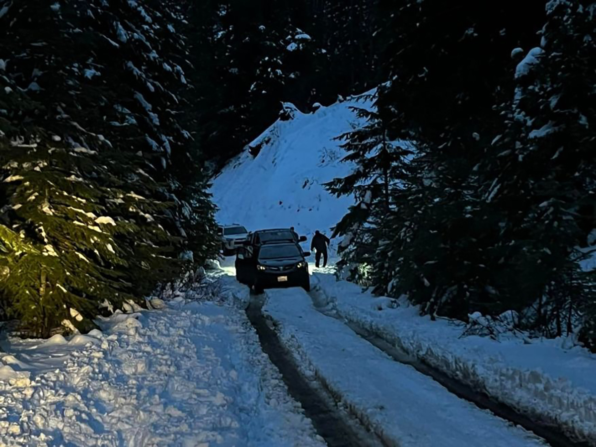 467822746_975703347929234_414187 car stranded in snow oregon
