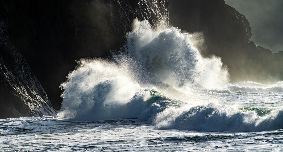 Huge,Wave,Crashing,Against,A,Headland,On,The,South,Washington king tide waves crashing