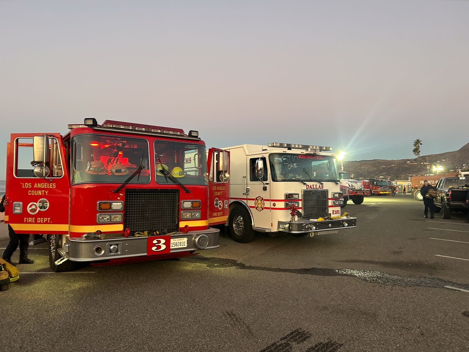 293b9420-9a2d-4075-87fc-ec0c01b8 Firefighters from Los Angeles team up with a strike team from Dallas