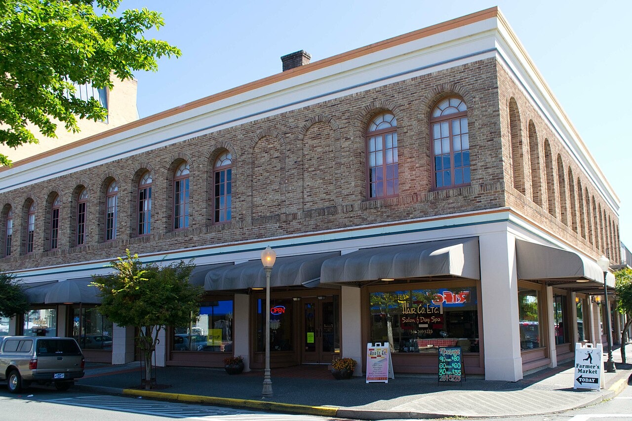 1280px-Coos_Bay_Elks_Temple