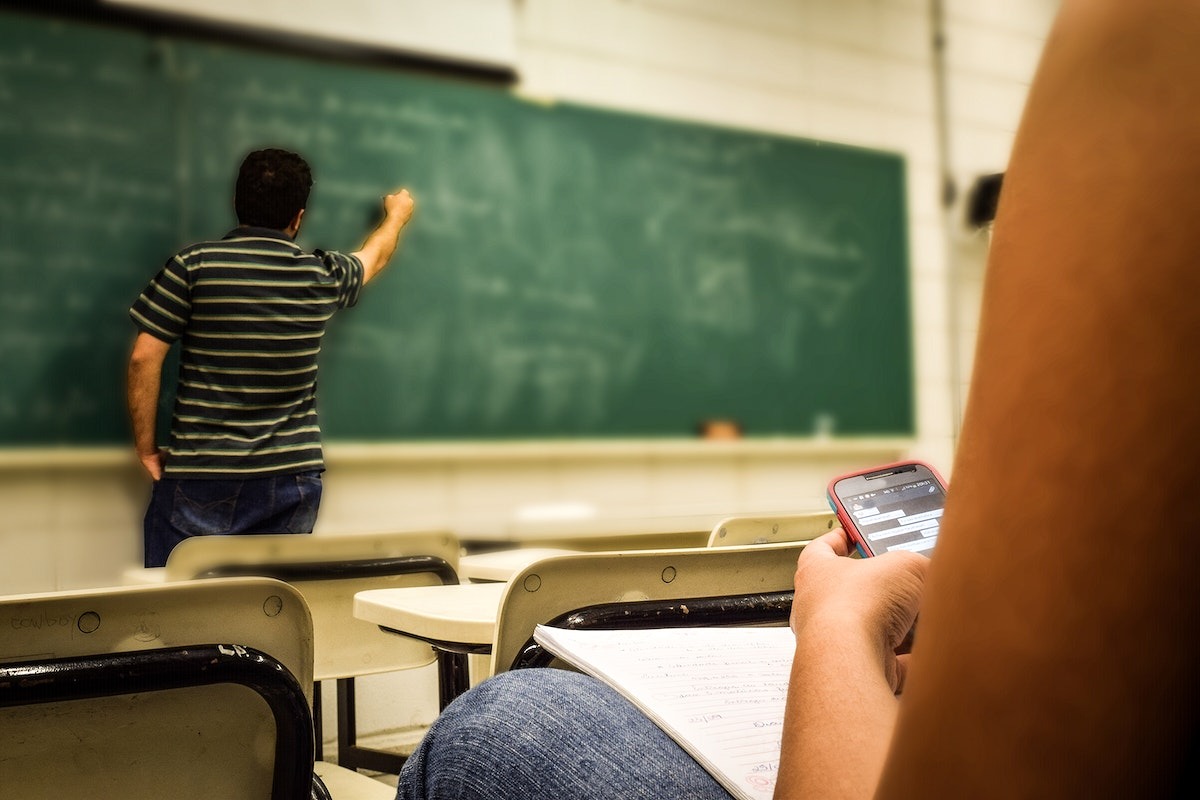 px805839-image-kwvxfo2n cell phone classrooms
