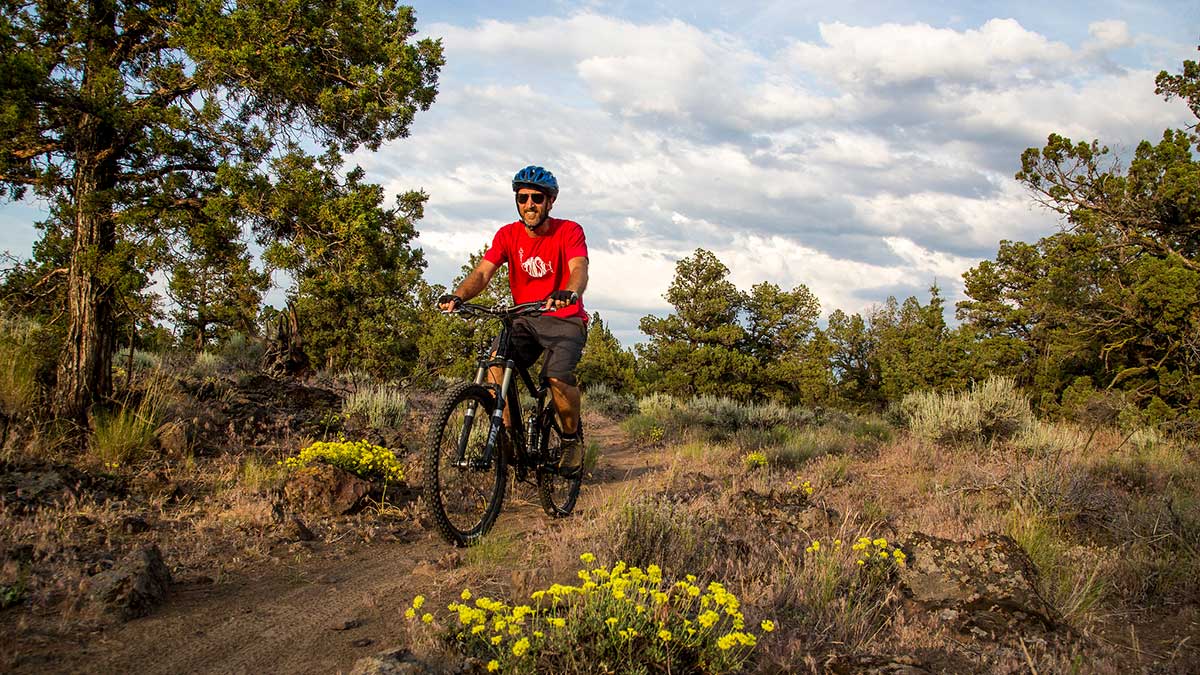 bend_man_mountain_biking A man riding a mountain bike in Bend, Oregon