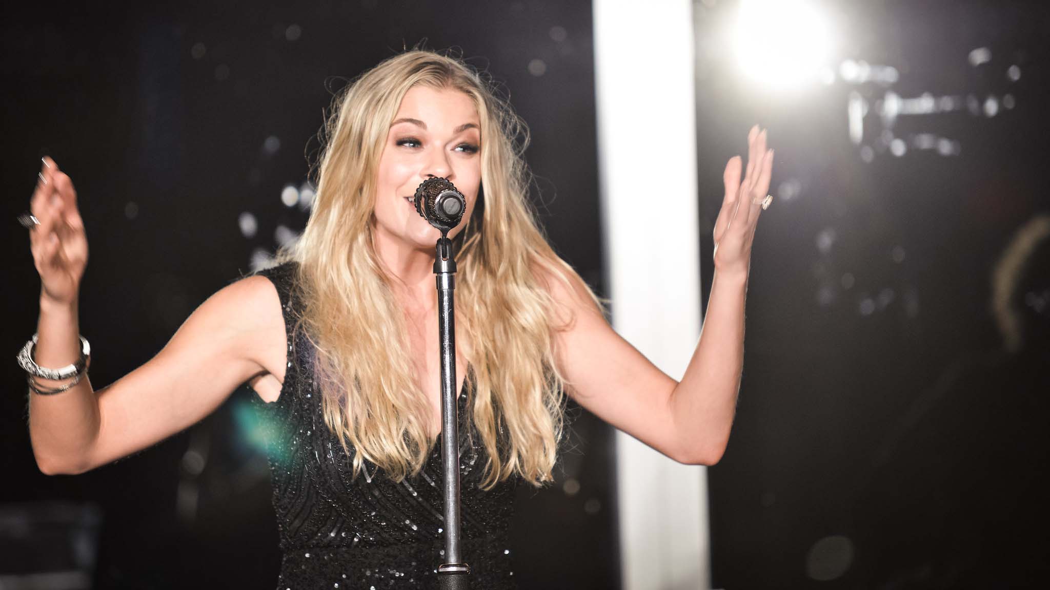 leanne_rimes LeAnn Rimes Keeps It Real After Losing Teeth Mid-Performance in Washington