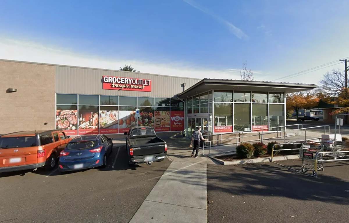 parkrose-grocery-outlet-workers Parkrose Grocery Outlet in Portland, Oregon