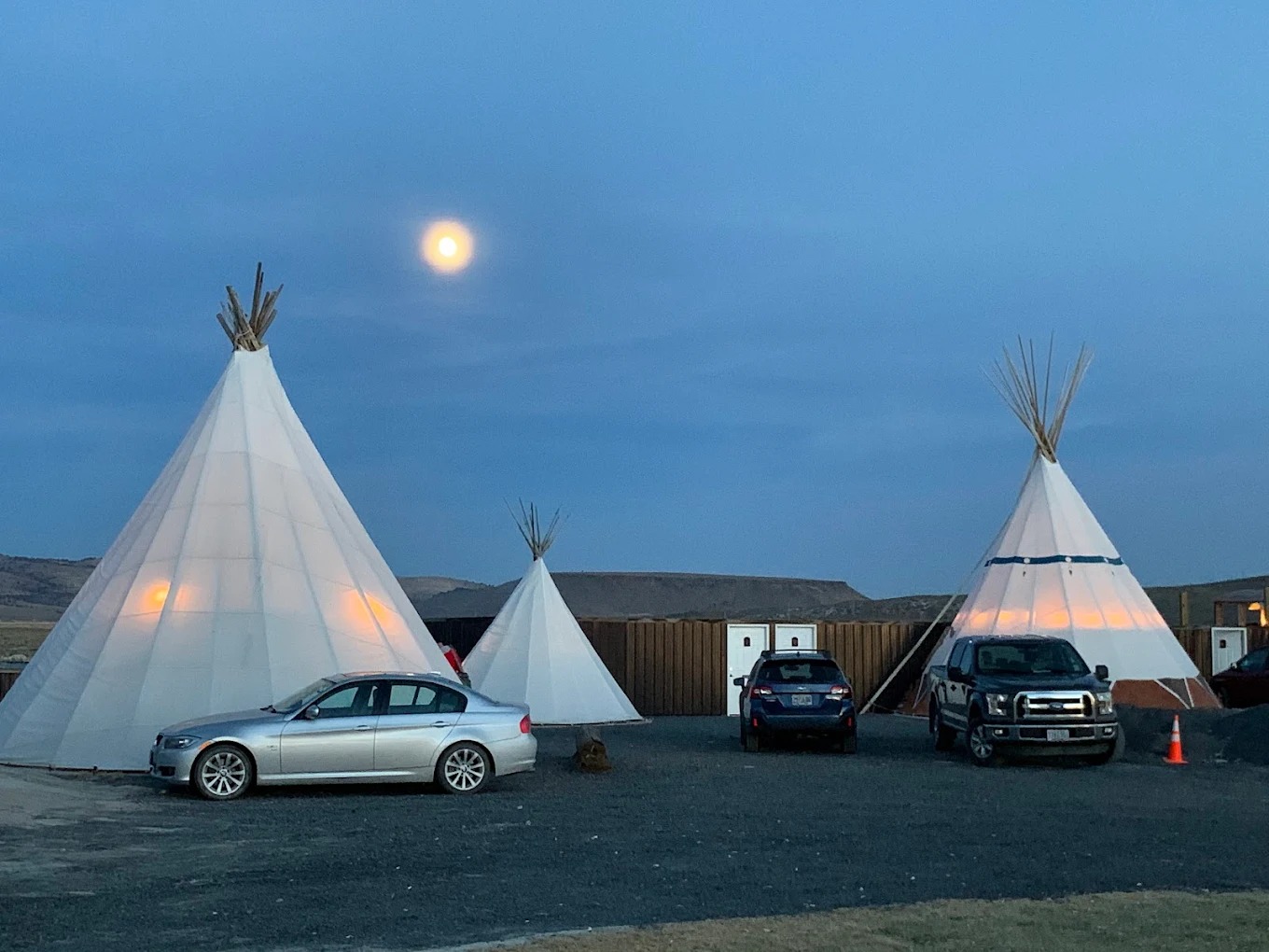 AHVAweqiSuih66bObQ_reQhRJZDLIssR crystal crane hot springs teepees