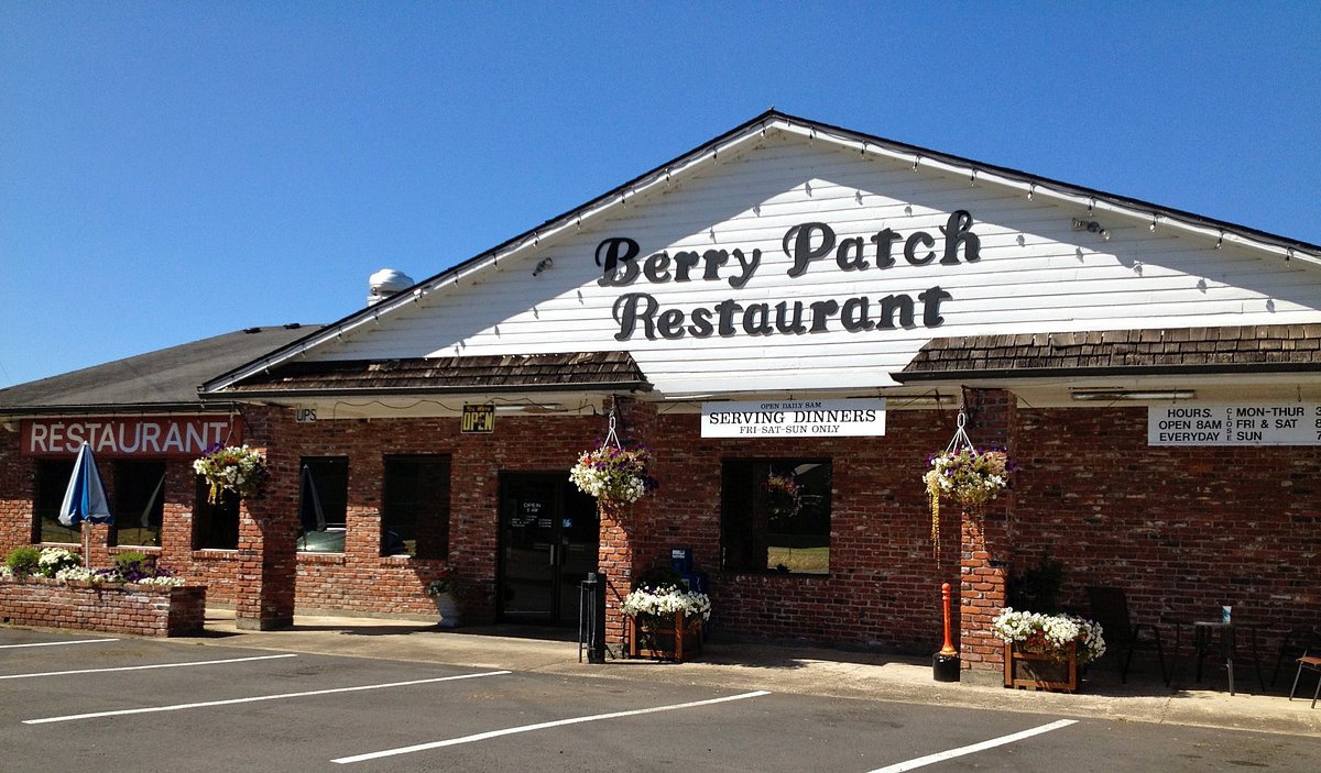 exterior Front exterior of The Berry Patch Restaurant in Westport Oregon on Highway 30 known for marionberry pie and 24 hour pie vending machine