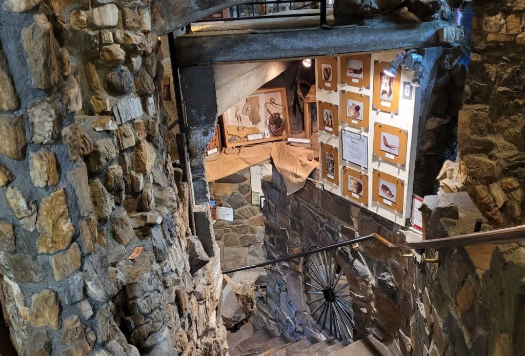 Living Rock Studios, Brownsville Oregon, Rocks and Minerals Museum, Willamette Valley, Rockhounding, Roadside Attractions, Things To Do, Family Fun, Good Places for Kids, Logging History, Exhibits, Petrified Wood, Jasper, Agates, Thunder Eggs