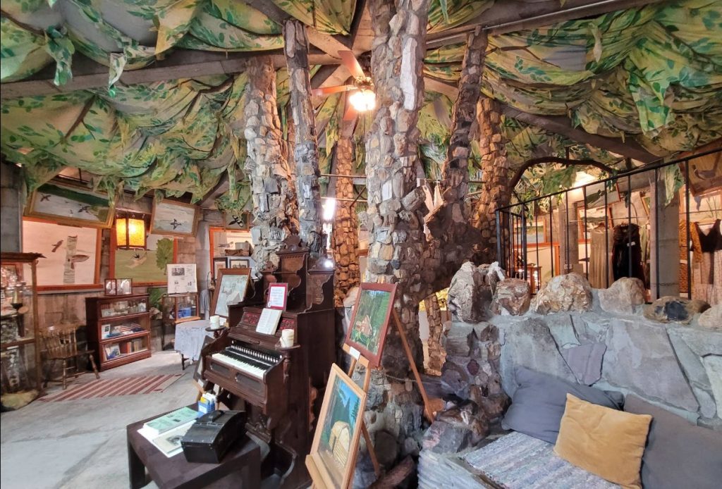 Living Rock Studios, Brownsville Oregon, Rocks and Minerals Museum, Willamette Valley, Rockhounding, Roadside Attractions, Things To Do, Family Fun, Good Places for Kids, Logging History, Exhibits, Petrified Wood, Jasper, Agates, Thunder Eggs