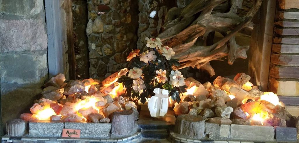 Living Rock Studios, Brownsville Oregon, Rocks and Minerals Museum, Willamette Valley, Rockhounding, Roadside Attractions, Things To Do, Family Fun, Good Places for Kids, Logging History, Exhibits, Petrified Wood, Jasper, Agates, Thunder Eggs