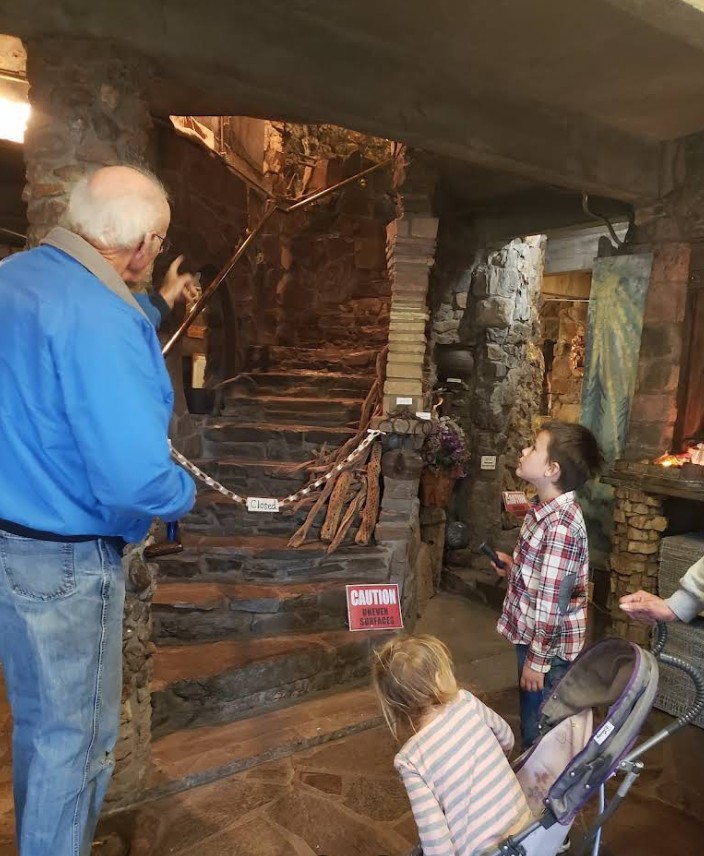 Living Rock Studios, Brownsville Oregon, Rocks and Minerals Museum, Willamette Valley, Rockhounding, Roadside Attractions, Things To Do, Family Fun, Good Places for Kids, Logging History, Exhibits, Petrified Wood, Jasper, Agates, Thunder Eggs