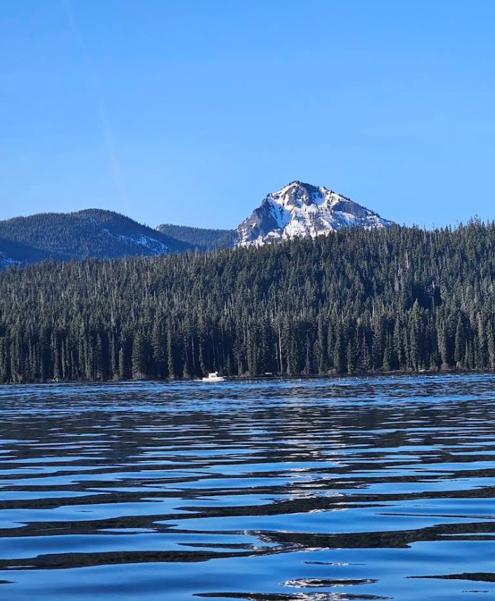 odell lake, oregon, willamette pass, cascade lakes, fishing, record 40-lb mackinaw trout, hiking, camping, mountains, scenic beauty, kayaking, boating, winter adventures, things to do, places to go