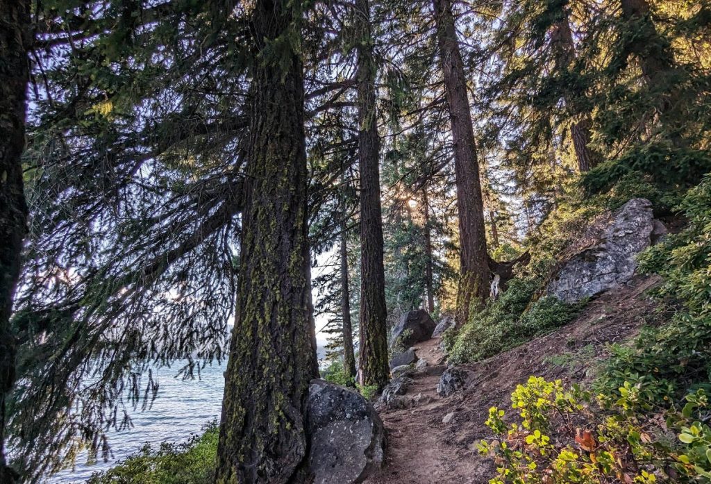 odell lake, oregon, willamette pass, cascade lakes, fishing, record 40-lb mackinaw trout, hiking, camping, mountains, scenic beauty, kayaking, boating, winter adventures, things to do, places to go