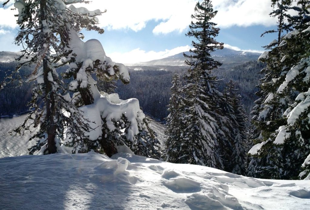 odell lake, oregon, willamette pass, cascade lakes, fishing, record 40-lb mackinaw trout, hiking, camping, mountains, scenic beauty, kayaking, boating, winter adventures, things to do, places to go