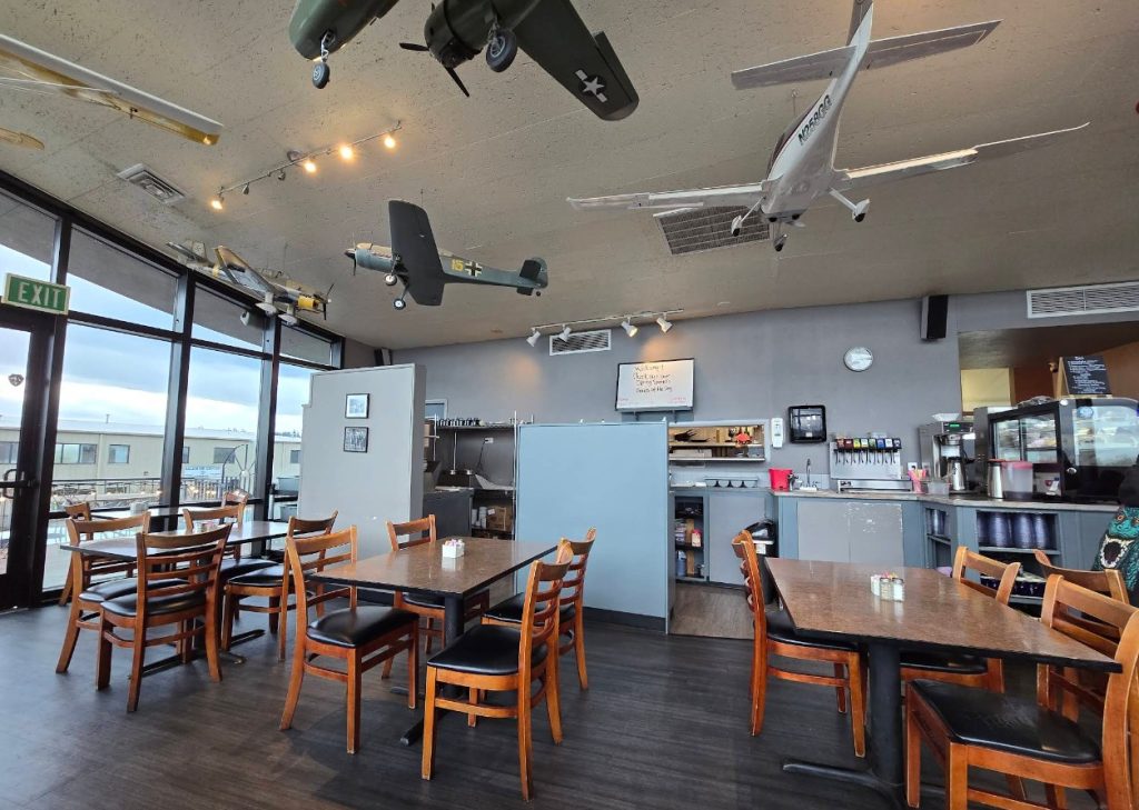 Flight Deck Restaurant, Salem Oregon Airport, Cool Places to Eat, Where to get lunch in Marion County, Aircraft, Spots Kids Love, Diners, Breakfast, Dinner, Watch Planes Take Off, Willamette Valley, Pacific Northwest