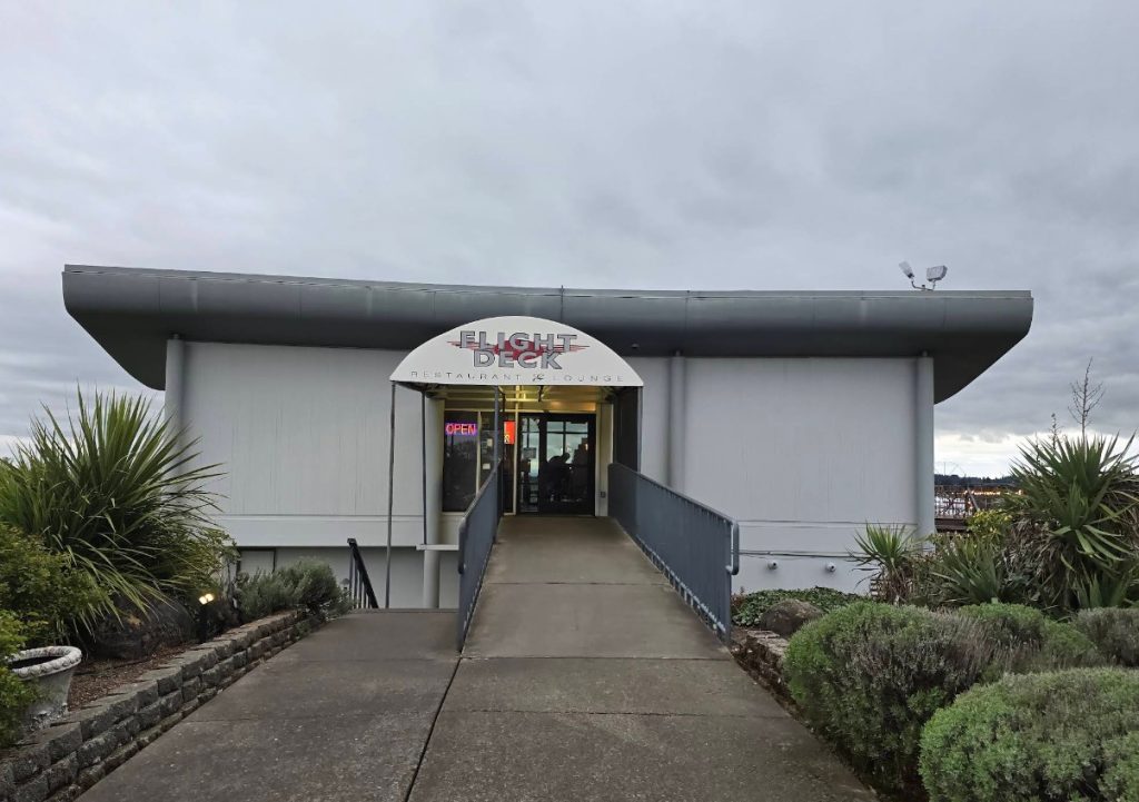 Flight Deck Restaurant, Salem Oregon Airport, Cool Places to Eat, Where to get lunch in Marion County, Aircraft, Spots Kids Love, Diners, Breakfast, Dinner, Watch Planes Take Off, Willamette Valley, Pacific Northwest