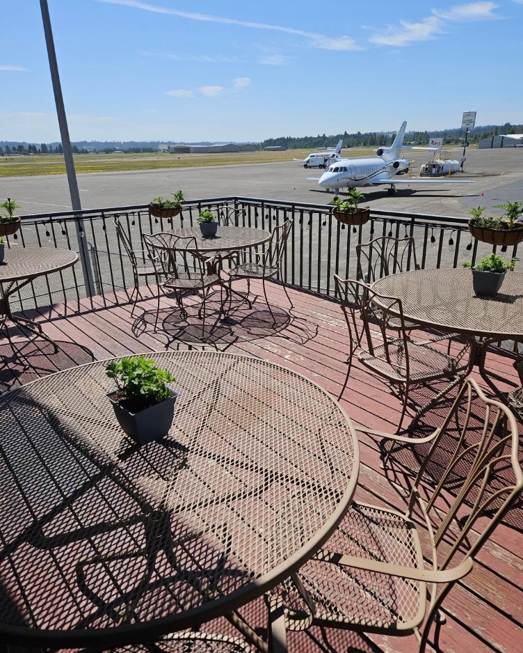 Flight Deck Restaurant, Salem Oregon Airport, Cool Places to Eat, Where to get lunch in Marion County, Aircraft, Spots Kids Love, Diners, Breakfast, Dinner, Watch Planes Take Off, Willamette Valley, Pacific Northwest