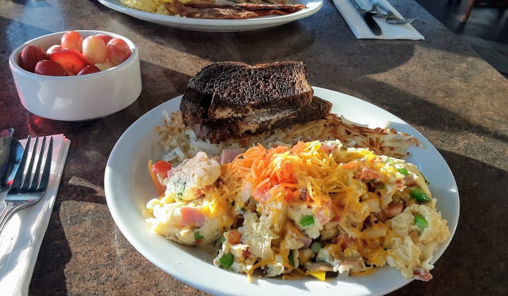 Flight Deck Restaurant, Salem Oregon Airport, Cool Places to Eat, Where to get lunch in Marion County, Aircraft, Spots Kids Love, Diners, Breakfast, Dinner, Watch Planes Take Off, Willamette Valley, Pacific Northwest. Omelette