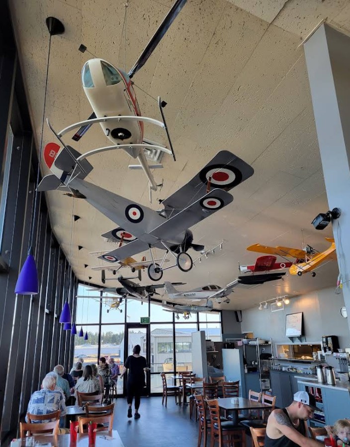 Flight Deck Restaurant, Salem Oregon Airport, Cool Places to Eat, Where to get lunch in Marion County, Aircraft, Spots Kids Love, Diners, Breakfast, Dinner, Watch Planes Take Off, Willamette Valley, Pacific Northwest