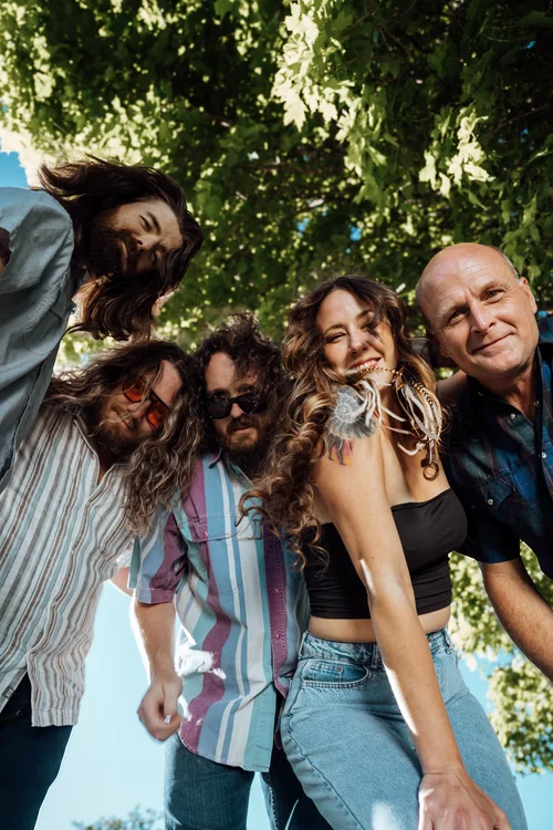 A picture of the band Magnolia Boulevard.